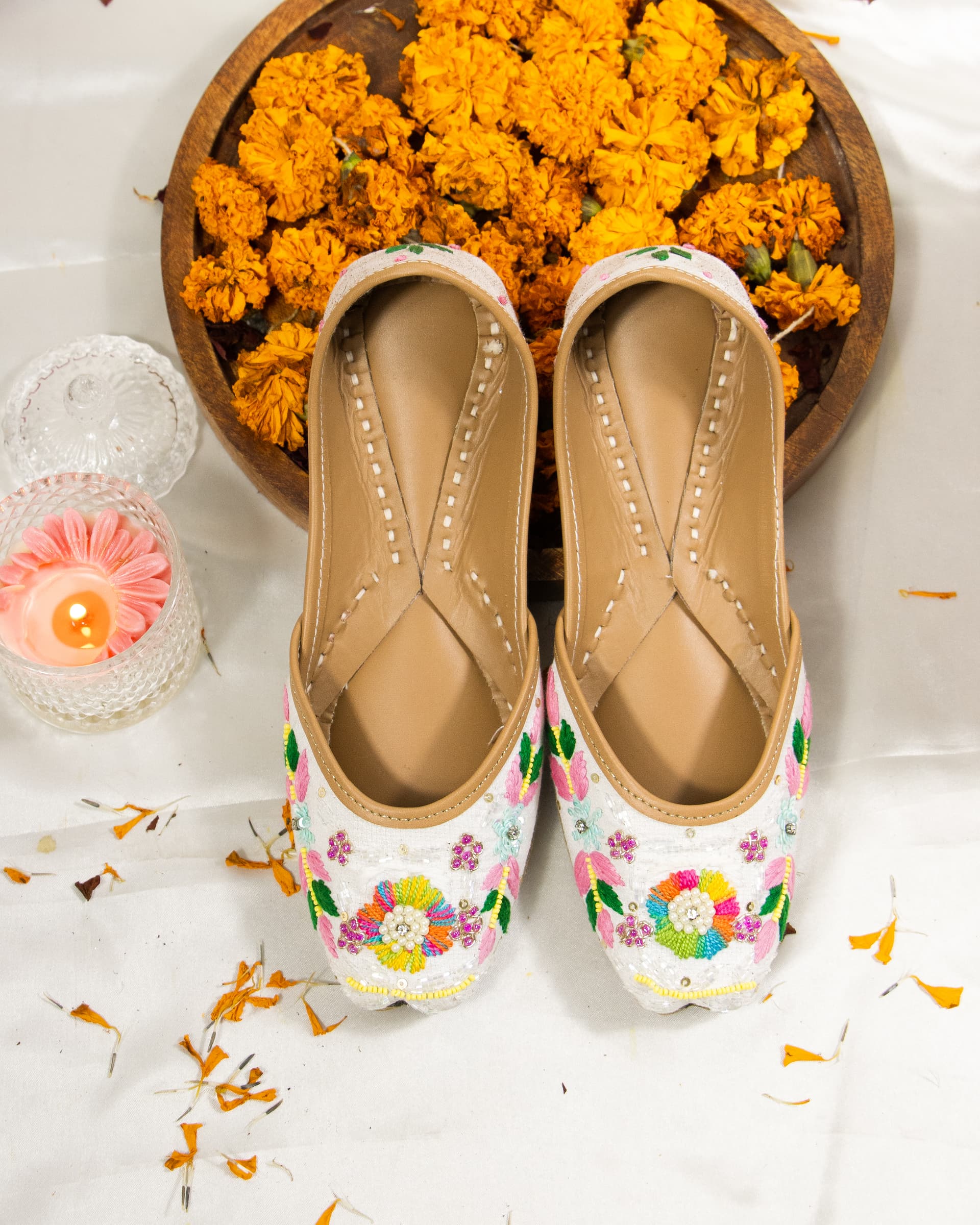 Utsav White Jutti for Women – Handcrafted Casual Jutti